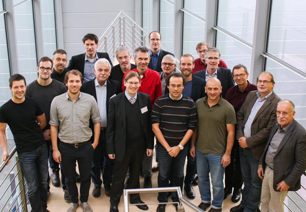 Das erste Treffen des Projektkonsortiums „speedCIGS“ in Schwäbisch Hall. Aus Paderborn dabei waren Prof. Dr. Thomas Kühne (8. v. r.) und Hendrik Wiebeler (6. v. r. hinten) aus dem Department Chemie der Fakultät für Naturwissenschaften. (Foto: speedCIGS)