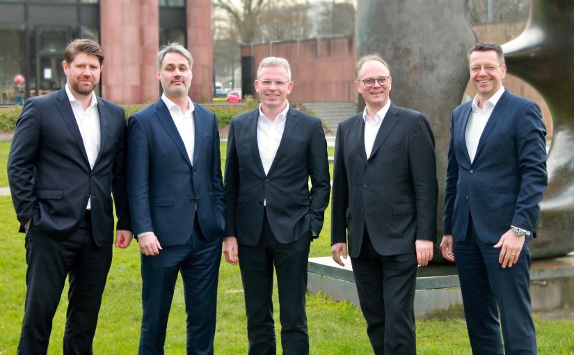 : (v.l.n.r.) Tim Onkelbach, Firmenkunden Bielefeld, Fabian Kauczok, Wealth Management, Martin Wilde, Firmenkunden Ostwestfalen, Torben Kahlbaum, Firmenkunden Bielefeld, Ingo Höpfner, Privatkunden (Foto: Deutsche Bank).