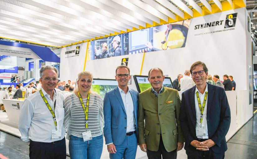 Klaus Buchholz und Denise Buchholz (Gesellschafter und Gesellschafterin der STEINERT GmbH), Dr. Marcus Wirtz und Dr. Hans Moormann (Geschäftsführende Gesellschafter der JOEST group) und Peter Funke (Geschäftsführer der STEINERT GmbH) (v.l.n.r.) (Foto: STEINERT)