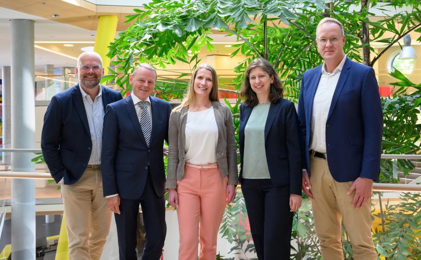 Wollen Impulse für Nachhaltigkeit setzen (v.l.): stellvertretender Ausschussvorsitzender Markus Brößkamp, IHK-Hauptgeschäftsführer Dr. Fritz Jaeckel, Ausschussvorsitzende Tatjana Hetfeld sowie Anja Hecker und Markus Lübbering vom Nachhaltigkeitsteam der IHK Nord Westfalen. (Foto: Möller/IHK Nord Westfalen)