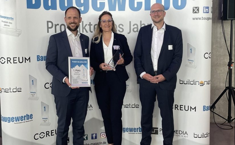 Freuen sich über den ersten Platz: v.l. Alexander Teleki, Head of Product Line Construction & Agriculture und Kristin Hobert, Product Manager Product Line Construction & Agriculture (beide Schmitz Cargobull) und Kai Link, Chefredakteur Baugewerbe. (Foto: Schmitz Cargobull)