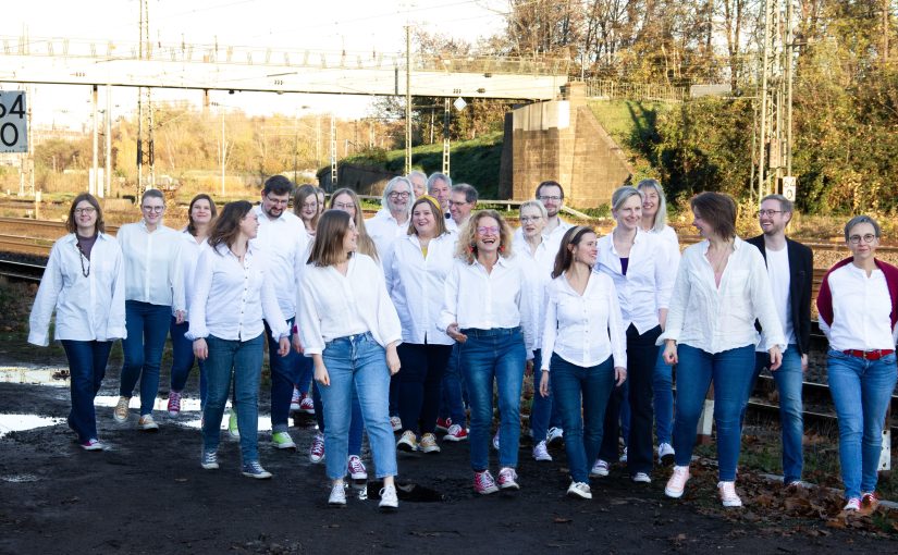 Stimmgewaltig: Der 25-köpfige A-cappella-Chor „VoiceOver“ aus Minden wird ab 15 Uhr für emotionale Momente sorgen. (Foto: Sebastian Rose)