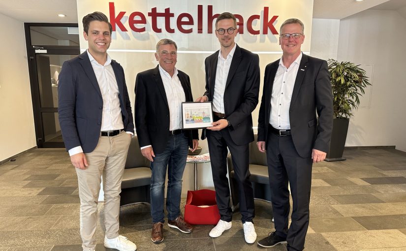 v.l.n.r. Joan Kettelhack (Geschäftsführung Kettelhack), Jan Kettelhack (Geschäftsführung Kettelhack), Ingo Niehaus (Geschäftsführer EWG), Dr. Peter Lüttmann (Bürgermeister Rheine) (Foto: EWG Rheine)