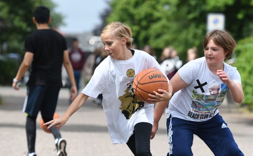 Die NRW3x3Tour gastiert am 18. Juni in Münster am Pascal Gymnasium in Münster. Interessierte Breitensportteams können sich ab sofort unter www.nrw-tour.de anmelden. (Foto: AOK/hfr.)