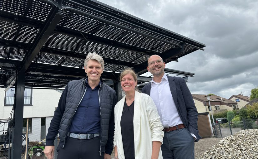 Co-Inhaber Mathias Pohlmann (li.) stellte Andrea Frosch vom WIGOS-UnternehmensService und WIGOS-Geschäftsführer Peter Vahrenkamp den Energie- und Solarpark vor. (Foto: Sandra Joachim-Meyer)