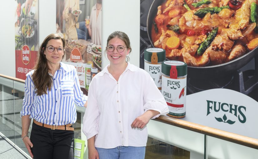 Sie zogen eine positive Bilanz der Betriebsbesichtigung bei der Fuchs Gruppe: Katja Bielefeld, Servicestelle Schule-Wirtschaft der MaßArbeit (links), und Jana Rott, Junior Talent Managerin der Fuchs Gruppe. (Foto: Foto: MaßArbeit / Hermann Pentermann)