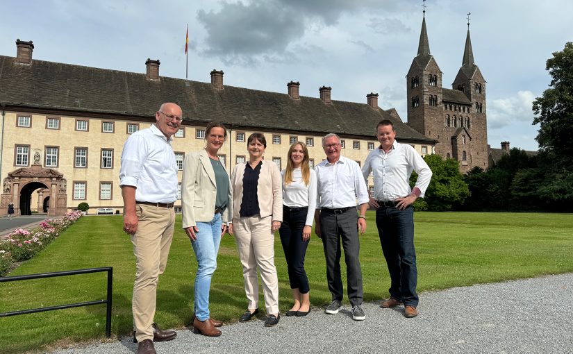 Das Konsortium (v. l.): Bernd Klöver (Managing Director, CHE-Consult GmbH), Professorin Dr. Yvonne-Christin Knepper-Bartel (Vizepräsidenten für Bildung und Nachhaltigkeit, TH OWL), Nicole Soltwedel (Kanzlerin, TH OWL), Dajana Kulik (Beraterin, rheform GmbH), Professor Dr. Guido Benzler (Geschäftsführender Gesellschafter, rheform GmbH), Matthias Götz (Geschäftsführer, Büro Bergmann GmbH) (Foto: TH OWL)