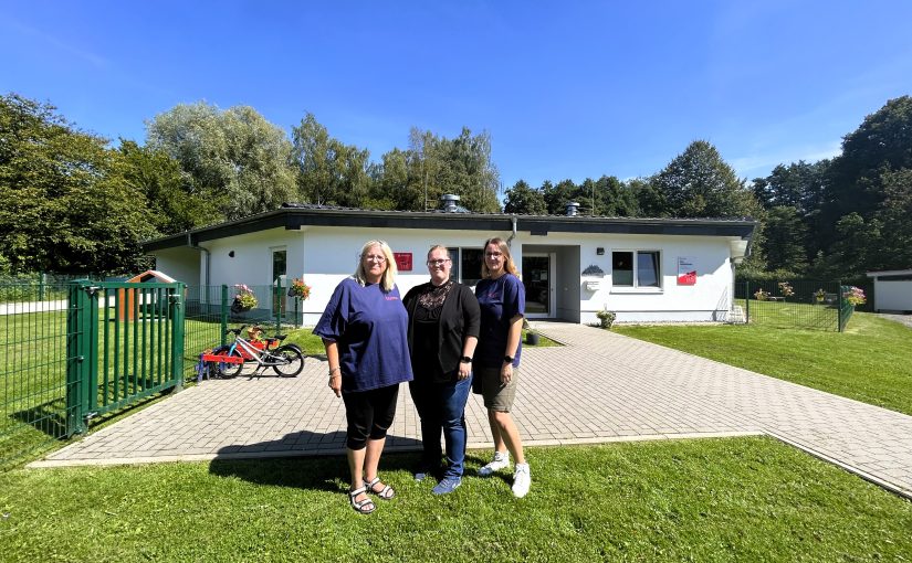 Die Johanniter-Kita „Gipfelstürmer“ mit Martina Westermann, Kita-Leitung Lisa Rüther und Ann-Kathrin Kautt lädt ein zur Jubiläumsfeier mit Sommerfest am 7. September 2024. (Foto: Johanniter Lippe-Höxter)