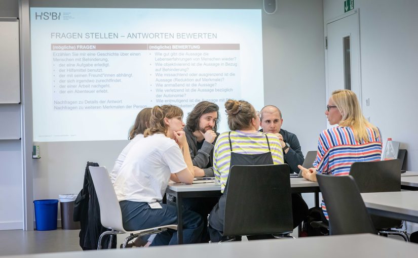 Diskriminierung von Menschen mit Behinderungserfahrung durch ChatGPT und Co.: HSBI-Workshop bringt neue Erkenntnisse