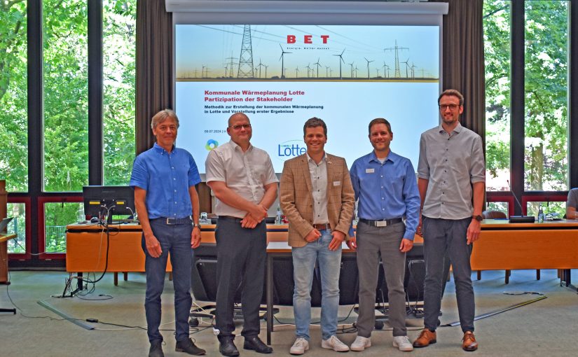 Die Projektpartner Frank Schäfer (BET), SWTE-Geschäftsführer Tobias Koch, Bürgermeister Philip Middelberg, Klimaschutzmanager Marc-Philipp Nikolay und SWTE-Projektingenieur Mathias Wal-ke begrüßten die Workshopteilnehmer. (Foto: SWTE)