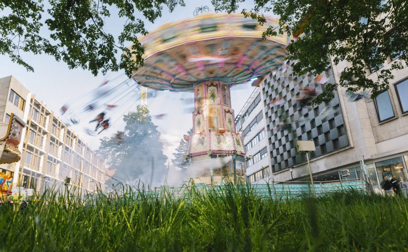 Das Kettenkarussell „Wellenflug“, das vom Bielefelder Leineweber-Markt bekannt ist, wird beim „Summer Closing“ für einen unvergesslichen Blick übers Veranstaltungsgelände sorgen (Foto: Bielefeld Marketing GmbH | Michael Adamski)