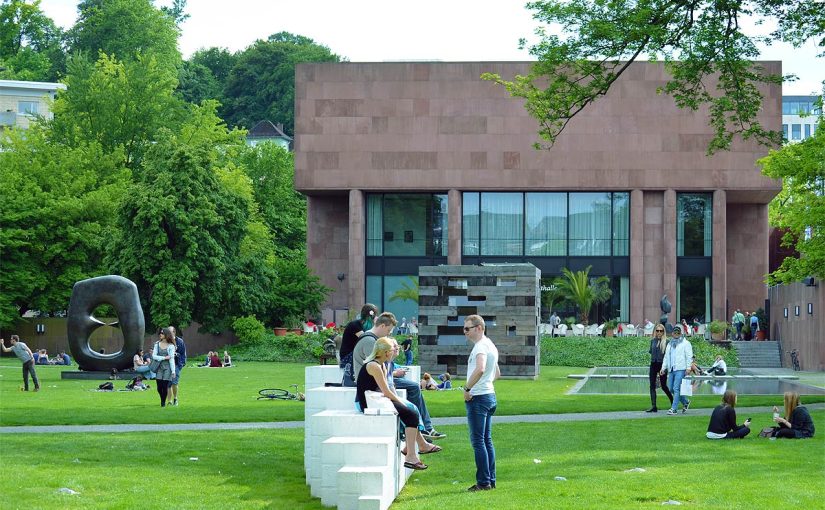 Eine Jahreskarte für die Kunsthalle Bielefeld ist nur einer von rund 300 Preisen, die Bielefelder Unternehmen und Institutionen für die Verlosung zur Verfügung gestellt haben. (Foto: Bielefeld Marketing GmbH)