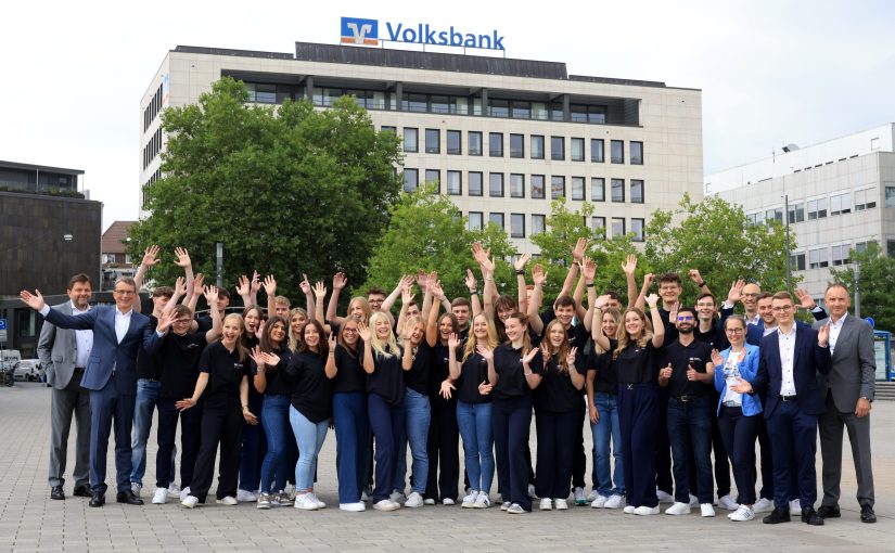 Auszubildende, Vorstandsteam und Personalverantwortliche freuen sich gemeinsam über den erfolgreichen Star bei der Volksbank in Ostwestfalen. (Foto: Volksbank OWL)