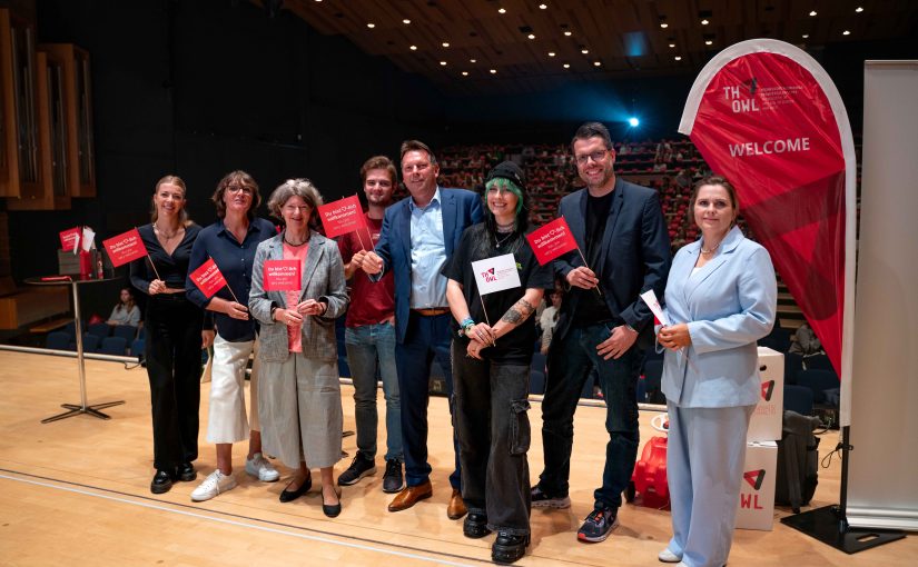 Moderatorin Emily Giesbrecht, Maryse Niemeier vom International Office, TH-OWL-Vizepräsidentin Professorin Uta Pottgiesser, Lukas Schübli vom Studierendenparlament, Bürgermeister Frank Hilker, Hannah Mertens vom AStA, Sebastian Stake vom S(kim) sowie Inessa Manin von der Zentralen Studienberatung gaben sich in Detmold das Mikrofon in die Hand. (Foto: TH OWL)