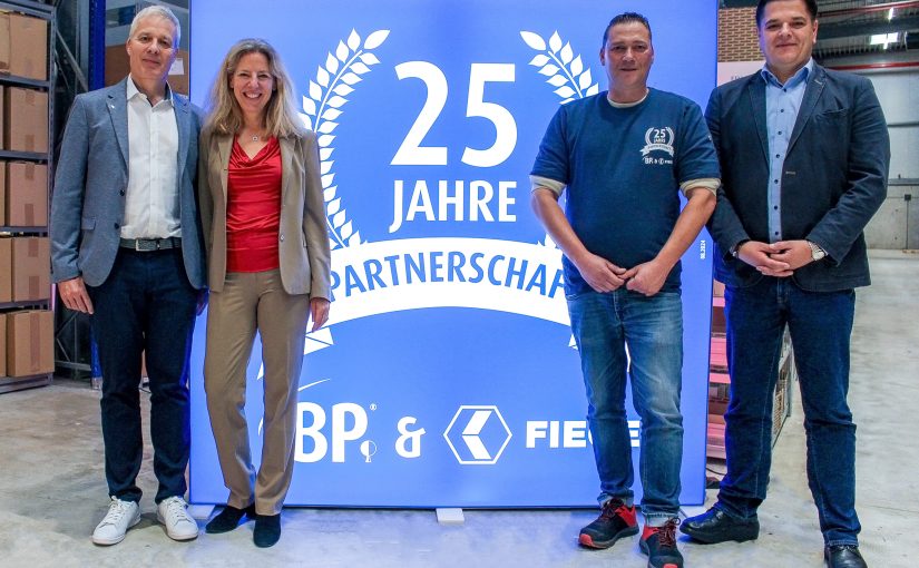 Feierten das 25-jährige Jubiläum der Zusammenarbeit von Bierbaum-Proenen und Fiege (v.l.n.r.): Harald Goost, geschäftsführender Gesellschafter von BP, Meike Schmidt-Krenz, Managing Director des Fiege-Geschäftsbereichs Consumer Products, Gerrit Heinke, Abteilungsleiter BP bei Fiege, und Maik Friedrichs, Geschäftsführer von BP. (Foto: Fiege)