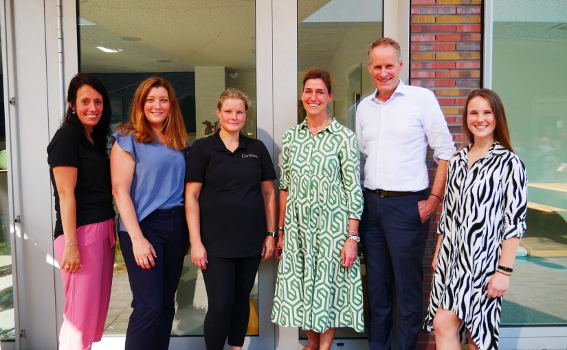 Feierten das zehnjährige GOLDBECKchen-Jubiläum: Christina Ryan (stellvertretende KiTa-Leitung), Antje Meyer-Gertenbach (Bereichsleitung Kindertageseinrichtungen von Laer Stiftung), Christine Mahnken (KiTa-Leitung), Ilka Goldbeck (Schirmherrin und Projektleitung), Jörg-Uwe Goldbeck (geschäftsführender Gesellschafter), Julia Büsker (HR-Referentin). (Foto: Goldbeck GmbH)