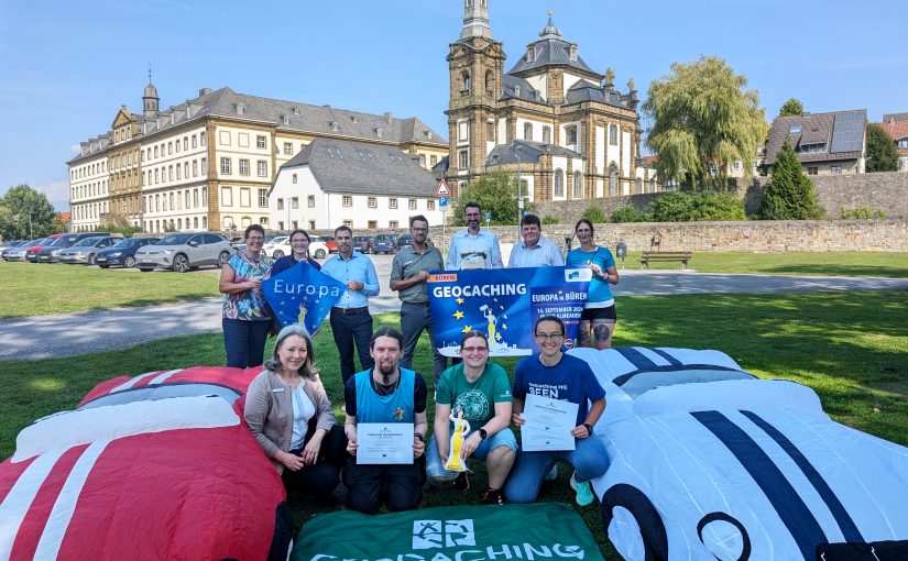 Freuen sich auf das Geocaching-Event „Europa in Büren“ am 14. September in den Bürener Almeauen: (hintere Reihe v. l.) / Andrea Münstermann (Team Kitedreams) / Lara Münstermann (Team Kitedreams) / Burkhard Schwuchow (Bürgermeister der Stadt Büren) / Alexander Menke (Leiter Stadtmarketing) / Patrick Pelkmann (Volksbank Büren-Salzkotten) / Berthold Ackfeld (Touristik-Gemeinschaft Bürener Land e. V.) / Sabrina Hilcher (Geocacherin) (vordere Reihe v. l.) / Kerstin Salerno (Stadtmarketing) / Stephan Schach (Geocacher) / Nadine Buitkamp (Geocacherin) / Hilde Schreier (Geocacherin) (Foto: Stadt Büren)