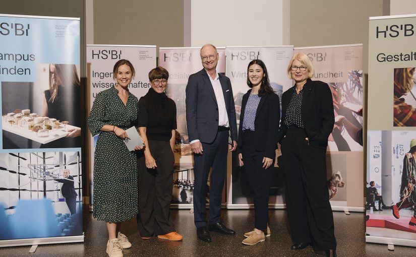 v.l.n.r.: Moderatorin Julia Ures, Gestalterin der Jahresgabe Prof. Patricia Stolz, Keynote-Speaker Sven Plöger, Engagementpreis-Gewinnerin Tara Steinert und HSBI-Präsidentin Prof. Dr. Ingeborg Schramm-Wölk. (Foto: K. Starodubskij/HSBI)