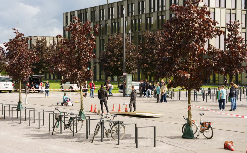 Die Hochschule Bielefeld richtete in diesem Jahr die Jurysitzung für den Solar Racing Cup 2024 aus. Der Schülerwettbewerb wird vom Innovationsnetzwerk Energie Impuls OWL organisiert. (Foto: F. Hüffelmann/HSBI)