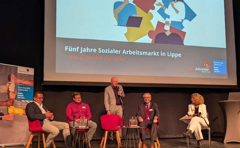 (von links) Podiumsdiskussion mit Benedikt Willautzkat und Peter Fehse (beide G.I.B. NRW), Jobcenter-Vorstand Stefan Susat, Arbeitsmarktexperte Dr. Matthias Schulze-Böing sowie Heidrun Strikker (Moderation). (Foto: Jobcenter Lippe)