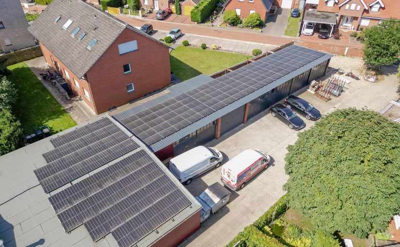 Über dem Lager auf dem rechten Teil des Gebäudes sowie über der Werkstatt sind insgesamt 140 PV-Module installiert, die genug Strom für den jährlichen Bedarf des Handwerksbetriebs produzieren. (Foto: Simone Reukauf / Köster Energie)