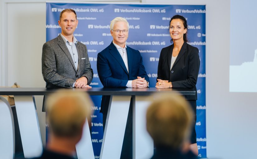 Der bekannte Börsenjournalist Markus Koch (Mitte) mit Ina Krei-mer, Vorstandsmitglied der VerbundVolksbank OWL, und Franz-Josef Kaiser aus dem Produktmanagement der Bank (Foto: VerbundVolksbank OWL eG)