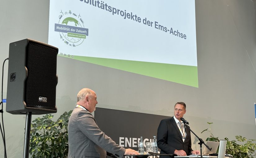 Für eine Mobilität der Zukunft in der Ems-Achse stehen Moderator Helmut Loerts-Sabin (links) und Holger Heymann. (Foto: Wachstumsregion Ems-Achse)