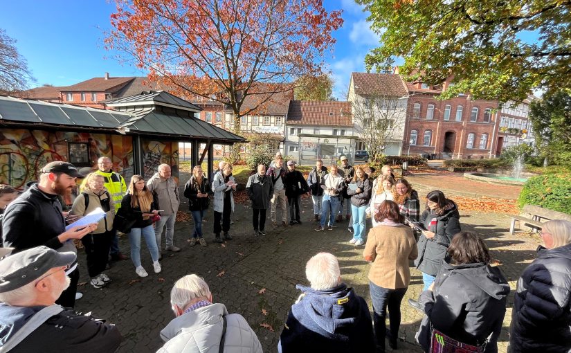 Für die Studierenden von Professorin Ute Aufmkolk aus dem Fachbereich Landschaftsarchitektur und Umweltplanung ist praktisches Arbeiten an echten Projekten gelebte Realität. Bereits im dritten Fachsemester geht es darum, Entwürfe zu praxisrelevanten städtebaulichen Gestaltungsbedarfen zu erstellen oder an studentischen Wettbewerben teilzunehmen. (Foto: TH OWL)