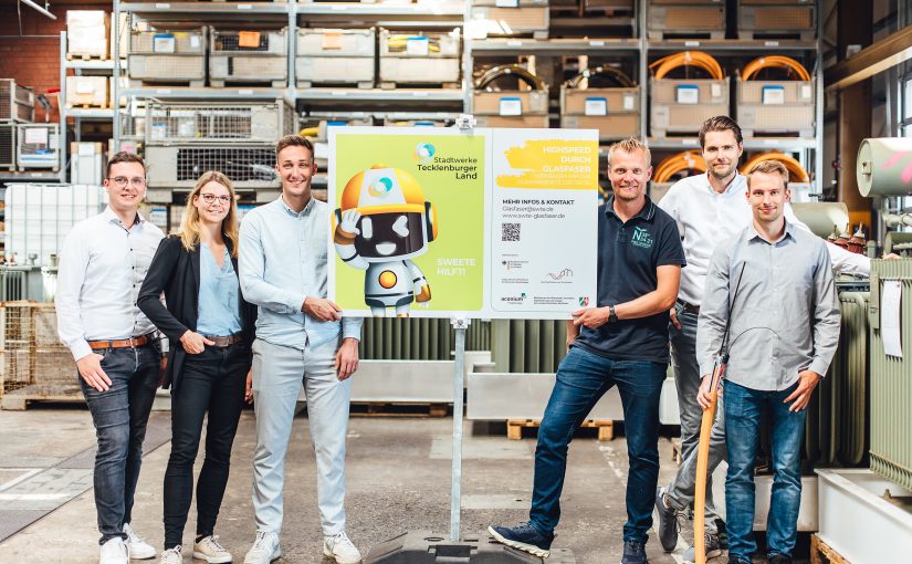 Das Team Glasfaser und IoT (Internet of Things) der SWTE mit Luca Oberländer (v.l.), Nicole Dell-brügge, Jelle Kurris, Philipp Ostendorf, Richard Domin und Niklas Kitte plant unter anderem den bevorstehenden Glasfaserausbau. Den Bau begleiten wird auch das Männchen Sweete, das auf den Bauschildern im Projekt zu sehen sein wird. (Foto: SWTE)