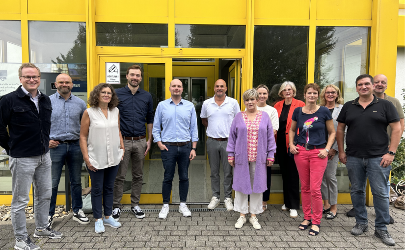 Von links: Michael Kubat (Wirtschaftsförderung Stadt Büren), Thomas Münstermann (Projektkoordinator Ludwig-Erhard-Berufskolleg Büren), Irmhild Jakobi-Reike (Schulleiterin Profilschule Fürstenberg), Benedikt Kottmann (Geschäftsleitung BHK), Tobias Steinhagen (Personal BHK), Uwe Gläßgen (Geschäftsführung Spedition Heinrich Kottmann), Silvia Beller (Human Resources Manager Nöll & Co. GmbH), Anke Hammerström (Wirtschaftsförderung Stadt Büren), Clarissa Rehmann (Schulleiterin Gesamtschule Büren), Anita Rüther (Sekundarschulleitung Geseke), Ute Carl (Abteilungsleitung II Gesamtschule Büren), Sebastian Drewes (StaBo-Beauftragter Sekundarschule Geseke) und Alexander Schlichter (Leiter Ausbildung CP Tech GmbH). (Foto: Stadt Büren)