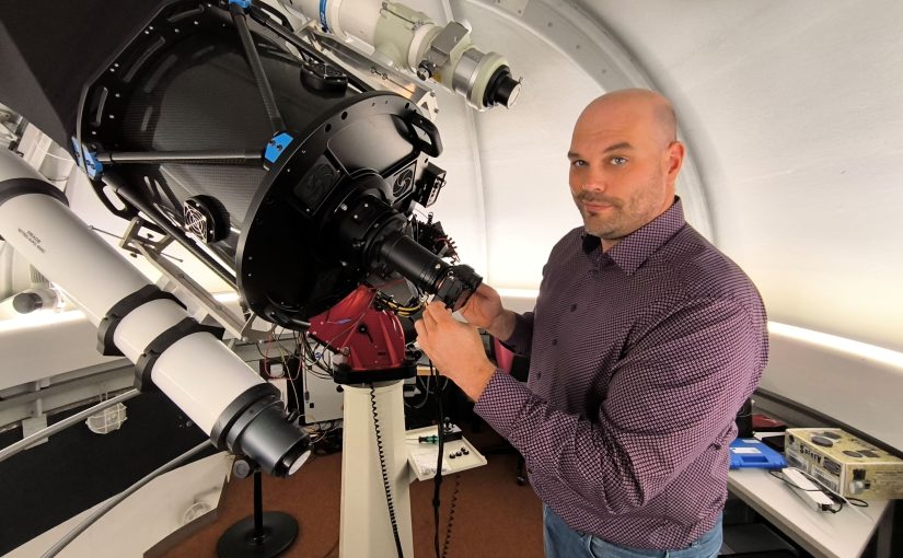 Professor Johannes Üpping leitet das Lehr- und Forschungsgebiet „Physik & Energietechnik“ an der TH OWL und beschäftigt sich unter anderem mit innovativen Lehrmethoden. Er hat Spaß daran, komplexe wissenschaftliche Inhalte regelmäßig durch Vorträge oder öffentliche Vorlesungen zu vermitteln. (Foto: TH OWL)