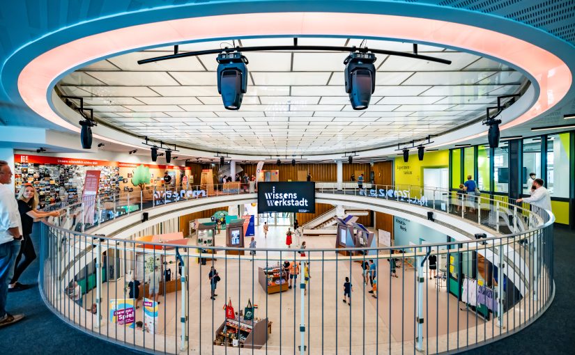 Ein Blick in den Innenraum des sanierten denkmalgeschützten Gebäudes mit der markanten ovalen Lichtdecke. Hier befand sich lange Jahre die Stadtbibliothek. (Foto: Wissenswerkstadt/Sarah Jonek)