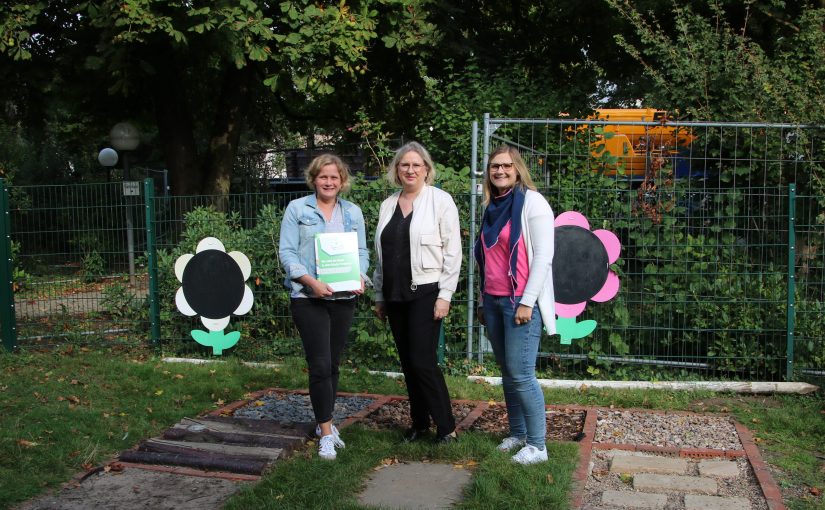 Anke Kellermeier von der WIGOS-Koordinierungsstelle „einfach MINT“ überreichte im Namen der „Stiftung Kinder forschen“ an KiTa-Leiterin Nina Gersmann. und Mari-on Kellermann, pastorale Koordination der Kirchengemeinde St. Elisabeth, die Ur-kunde und Plakette (Foto: KiTa Antoinette Schiller)