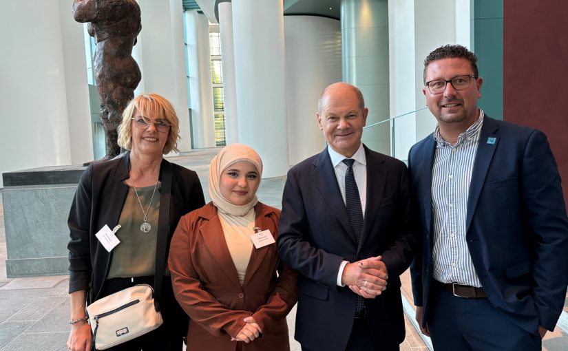 Zu Gast im Bundeskanzleramt (von links): Friseurmeisterin Ines Brünger, die Auszubildende Saliha Khalaf und MaßArbeit-Vorstand Lars Hellmer (rechts) mit Bundeskanzler Olaf Scholz. (Foto: MaßArbeit)