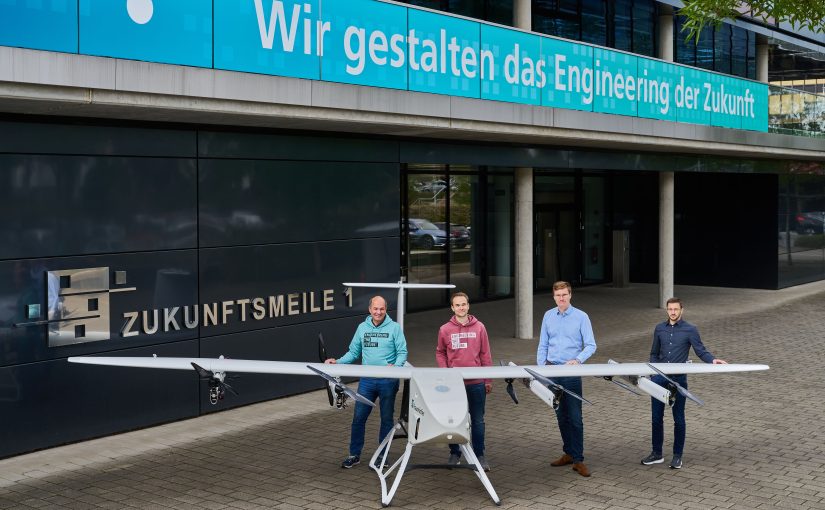 7 Meter Spannweite und bis zu 126 km/h schnell: Prof. Ansgar Trächtler (links) und sein Team am Fraunhofer IEM um Mark Henkenjohann (v.l.), Udo Nolte und Julien Jahneke entwickeln die autonome Flugdrohne ALBACOPTER (Foto: Fraunhofer IEM / Janosch Gruschczyk)