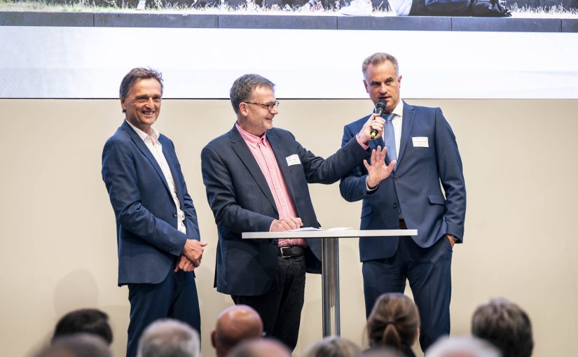 Im Gespräch: Prof. Dr. Felix Osterheider (Mitte) mit Prof. Dr. Andreas Bertram und Prof. Dr. Alexander Schmehmann (Foto: Bettina Meckel)