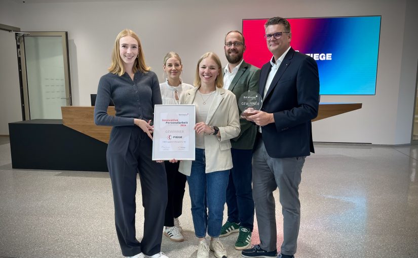 Ausgezeichnet: Anna-Lena Loewels, Ricarda Kaiser, Sandra Titzmann, Bernd Benneker und Alexander Neudorf (v.l.n.r.) präsentieren stellvertretend für den Fiege-Bereich People & Culture den Preis der Wirtschaftsförderungs- und Entwicklungsgesellschaft Steinfurt für innovative Personalarbeit. (Foto: Fiege)