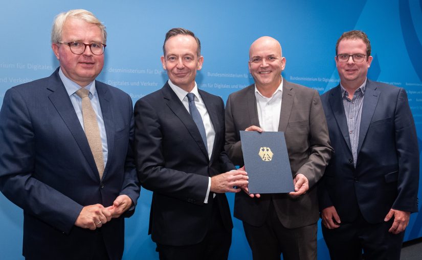 Flughafen-Geschäftsführer Roland Hüser (2. von rechts) und Projektleiter Matthias Fleige (rechts) nahmen den Förderbescheid im Beisein des Bundestagsabgeordneten Frank Schäffler (links) von Bundesminister Volker Wissing entgegen. (Foto: Sebastian Woithe/BMDV )