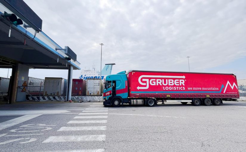 Gruber Logistics auf dem Weg in die digitale Zukunft: Der Einsatz des elektronischen Frachtbriefs (eCMR) verspricht mehr Transparenz und Effizienz im internationalen Warenverkehr. (Foto: Gruber Logistics)