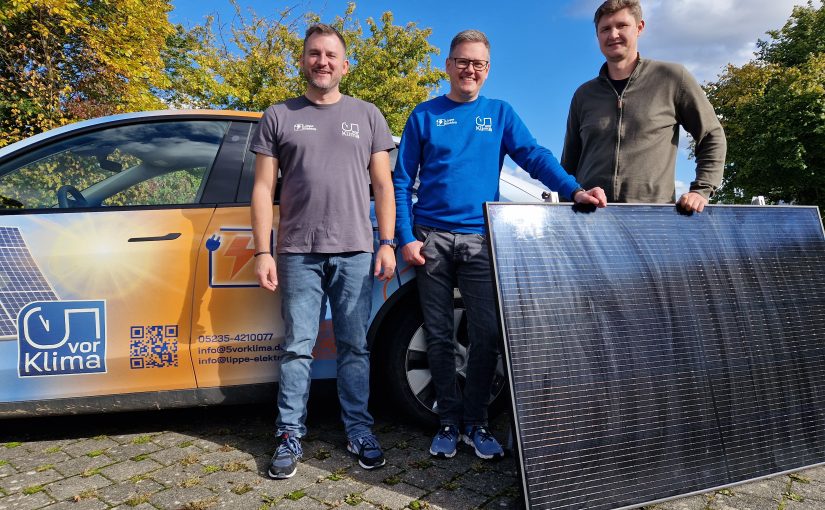 Sonnenschein sorgt für gute Laune und gute Geschäfte bei der 5vor Klima GmbH. Mit den beiden Inhabern Carsten Paulini und Stephan Schlüter freut sich der Blomberger Wirtschaftsförderer Waldemar Bichler (v. l.). (Foto: IHK Lippe)