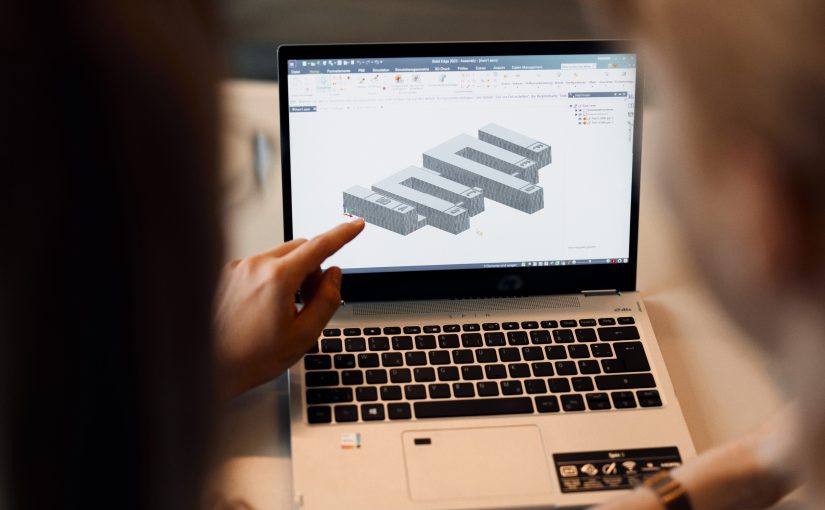 Am Rechner wurden im CAD-Programm zunächst alle Elemente des Spiels konstruiert, bevor sie sich mit Hilfe des 3D-Druckers materialisierten. (Foto: P. Pollmeier/HSBI)