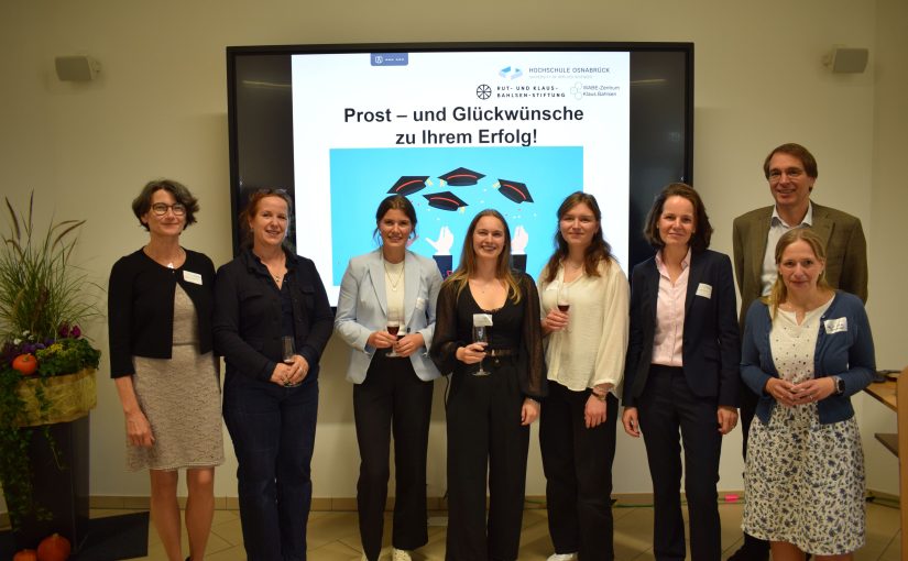 Prof. Dr. Dorothee Straka und Dr. Sabine Schopp mit den Gewinnerinnen des Klaus Bahlsen Preises und den Betreuerinnen und Betreuern: v.l.: Prof. Dr. Dorothee Straka, Prof. Dr. Karin Schnitker, Lena Kuschel, Carina Hartfiel, Lea Maria Barbara Wittmann, Dr. Sabine Schopp, Prof. Dr. Diemo Daum, Prof. Dr. Sabine Bornkessel (Foto: Hochschule Osnabrück)