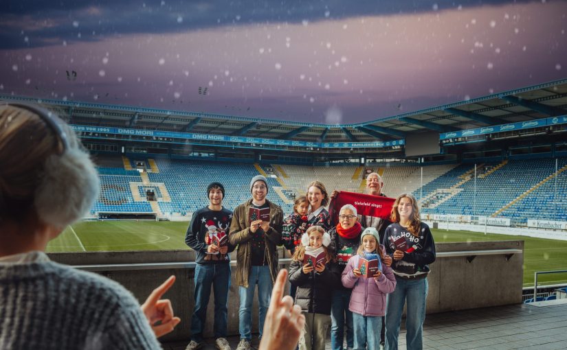 Bei „Bielefeld singt!“ kommen Menschen aller Generationen zusammen, um sich mit Weihnachtsliedern gemeinsam auf die Festtage einzustimmen. (Bildnachweis: Bielefeld Marketing | Tim Fröhlich, Detering Design)