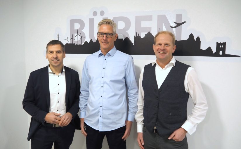 Auf eine erfolgreiche Zusammenarbeit bei der Stadt Büren (v. l.): Bürgermeister Burkhard Schwuchow, Franz-Josef Steinkemper (Abteilungsleiter Infrastruktur) und Jörg Altemeier (Abteilungsleiter Zentrale Dienste) (Foto: Stadt Büren)