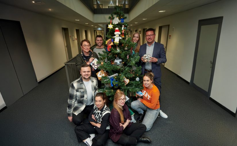 Der Baum steht, die Aktion Advent sucht Talent kann beginnen: Darauf freuen sich stehend von links MaßArbeit-Bereichsleiterin Susanne Steininger, die Ausbildungslotsen Stefan Loureiro Sil-va und Carolin Pieper sowie MaßArbeit-Vorstand Lars Hell-mers. Sitzend von links Ausbildungslotse und #JustBest!-Mitarbeiter Dennis Reinelt, Katja Bielefeld und Annika Schütte von der Servicestelle Schule-Wirtschaft sowie Janika Günter vom Projekt #JustBest!. (Foto: MaßArbeit / Uwe Lewandowski)