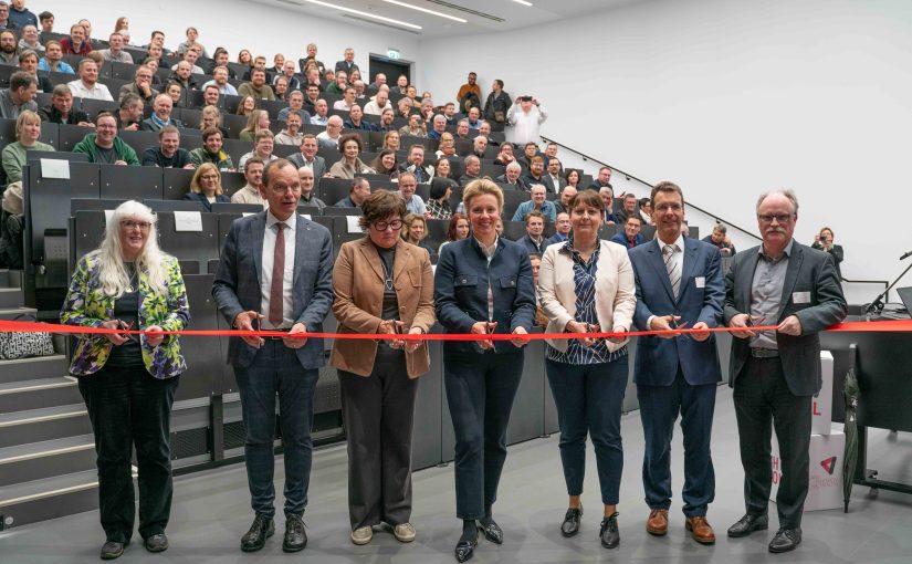 Ministerin Ina Brandes eröffnet gleich zwei innovative Laborbauten der Technischen Hochschule OWL