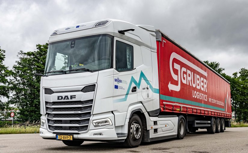 Die JUNA-E-Lkw ergänzen die nachhaltige Flotte von Gruber Logistics und fördern klimafreundliche Logistik im Schwerlastverkehr. (Quelle: Gruber Logistics)