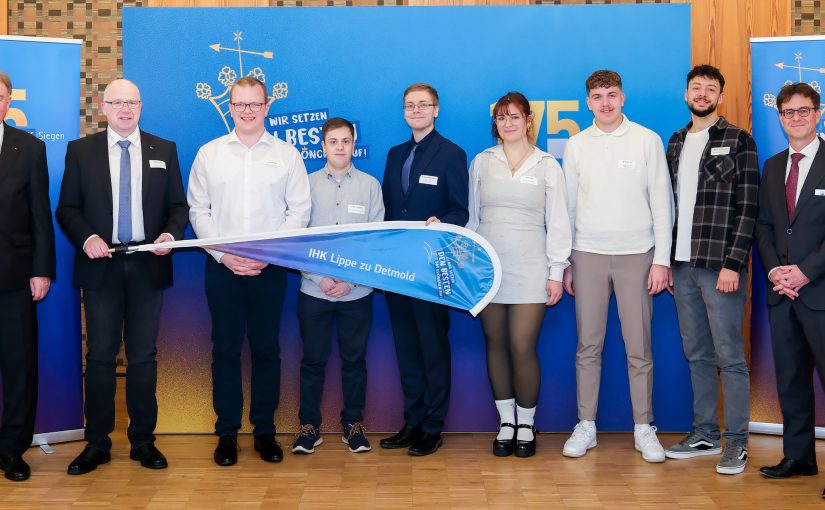 Lippes Talente auf der großen NRW-Bühne in Siegen: Walter Viegener (Präsident der IHK Siegen), Martin Raithel (Abteilungsleiter der IHK Lippe), Luca Beuke; Björn Begemann; Manuel Diedrichsen; Pia Müller; Markus Wall; Luca Di Paterniano und Dr. Thilo Pahl (Hauptgeschäftsführer der der IHK Siegen) (v.l.n.r.) (Bildquelle: IHK NRW, IHK Siegen (CS))