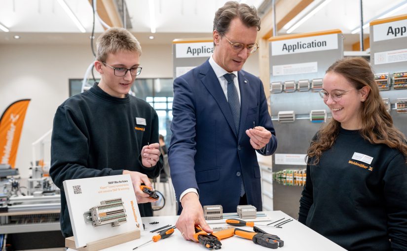 NRW-Ministerpräsident Hendrik Wüst besucht Weidmüller: