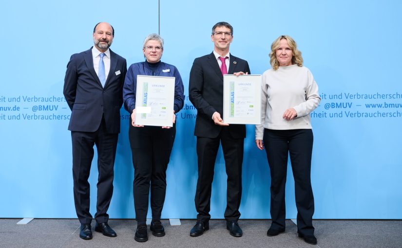 2. Platz der „Recyclingpapierfreundlichsten Hochschulen“ (v.l.n.r.: Marc Gebauer, Sprecher der IPR; Prof. Dr. Susanne Düchting, Vizepräsidentin der Hochschule Osnabrück; Dr. Hilmar Hofmann, Leiter der Stabsstelle Nach-haltigkeit der Universität Konstanz; Bundesumweltministerin Steffi Lemke) (Foto: BMUV/Annette Riedl)